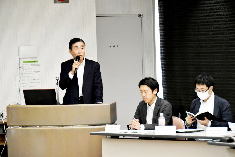 あいさつをする河崎統括責任者（左）＝千葉市中央区