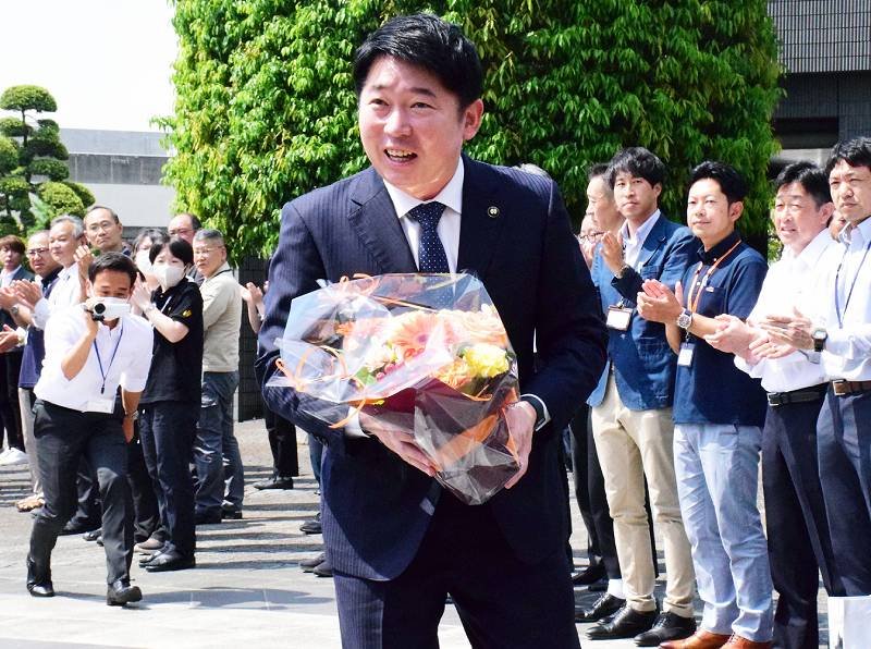 職員らの出迎えを受け、茂原市役所に初登庁する市原淳市長＝２１日
