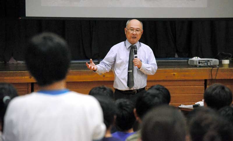児童へ「はやぶさ２」のプロジェクト内容などを説明する村田さん＝１７日、東金市