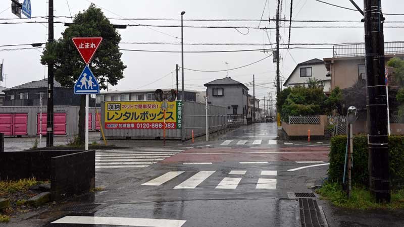事故があった交差点＝１８日午後０時半ごろ、四街道市和良比