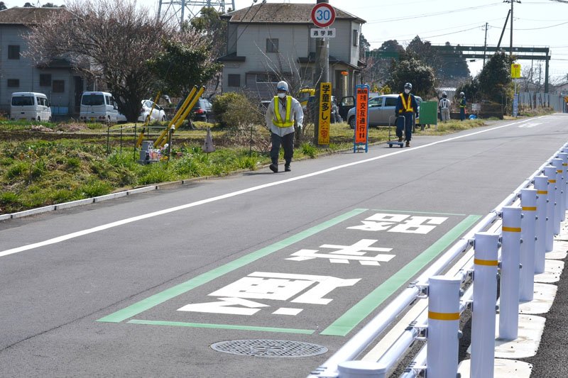 児童５人が死傷した事故現場の通学路。ガードパイプや外側線が設けられるなど安全対策が取られた＝２０２２年３月、八街市