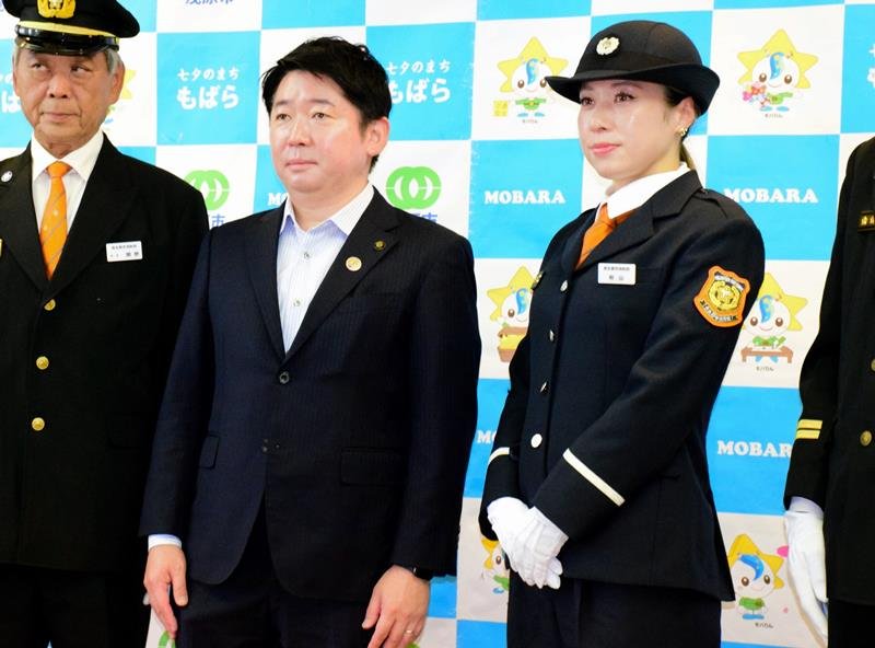 長生郡市広域市町村圏組合消防団で初の女性消防団員になり、管理者の市原淳・茂原市長（中央）に報告した秋山さん（右）＝５月３０日、茂原市役所
