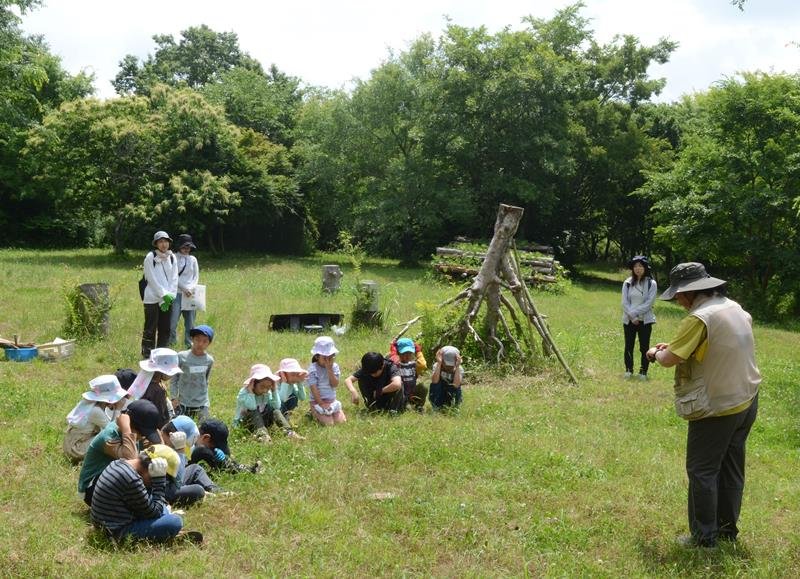 「日向の森」の中にある広場で、ウグイスの鳴き声などに耳を傾ける児童ら＝山武市
