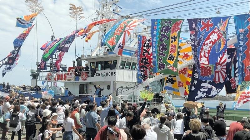 【動画あり】銚子漁港で新造船を披露　「日本一の水揚げ」に活躍期待　鳴り物演奏、餅まきで祝福