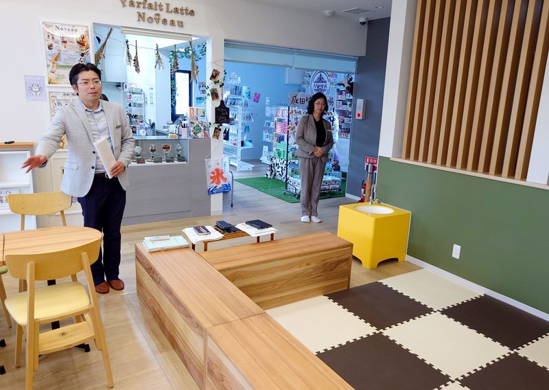 ちはら台ＴＥＮＴの内部を案内する大和ハウス工業の担当者＝市原市のちはら台公園