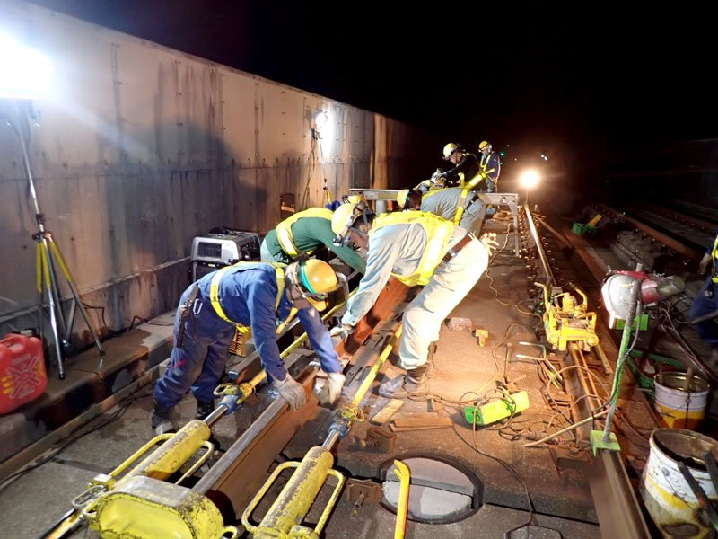 ツアーではレールの交換作業が見学できる（北総鉄道提供）
