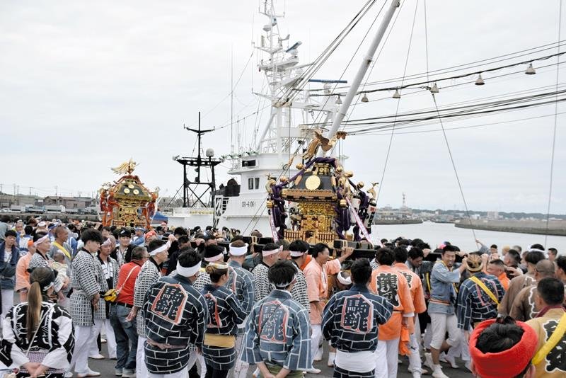 連合会の５０周年記念で威勢良く練り歩く神輿＝９日、銚子市
