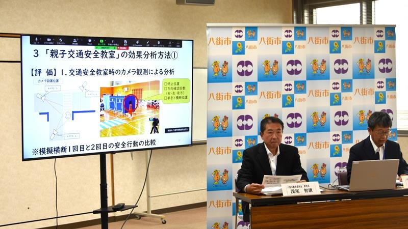 八街市の学校安全対策事業の取り組みを説明する浅尾教育長（左）ら市教委関係者＝１３日、同市役所