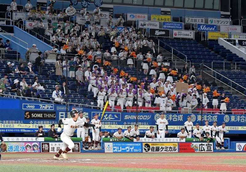 千葉商大付と市松戸の壮行試合。ブラスバンドの演奏も響いた＝７日、ＺＯＺＯマリン