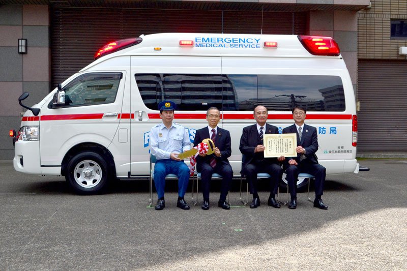 救急車を寄贈した東日本都市開発の山岡会長（右から２人目）ら＝船橋市