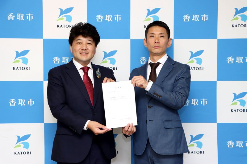 伊藤市長（左）から委嘱状を受け取る頓所さん＝香取市役所（市提供）