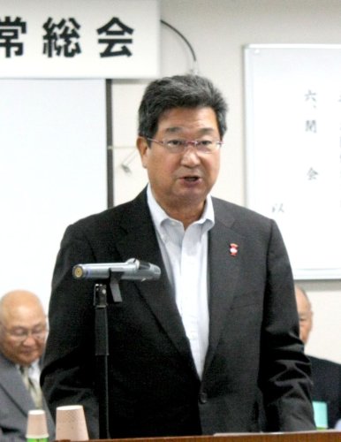 通常総会であいさつする坂本会長＝１８日、千葉市中央区
