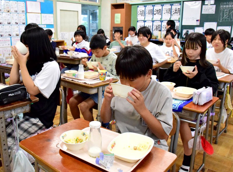 白子特産のタマネギを使った給食を味わう児童＝２１日、白子町立南白亀小