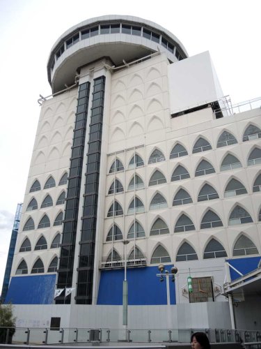 一部に囲いが設置され解体工事が始まった旧そごう柏店本館＝２４日、柏市