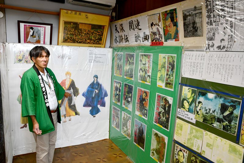 リニューアルした東庄町観光会館の資料室を紹介する土屋さん＝東庄町