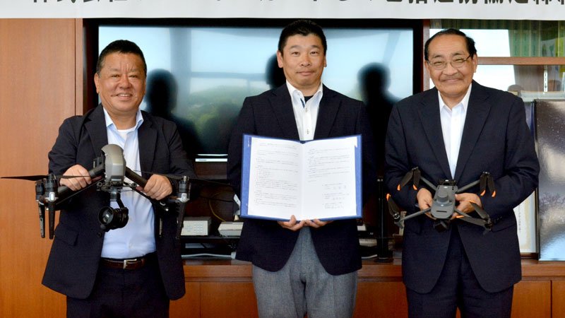 包括連携協定を結んだ（左から）飯田社長、森本代表理事、太田市長＝いすみ市役所