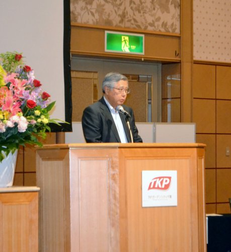 県商工会議所連合会の定時総会であいさつする佐久間会長＝２８日、千葉市中央区
