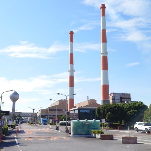 事故が発生した日本板硝子千葉事業所=２９日午後３時２０分ごろ、市原市姉崎海岸