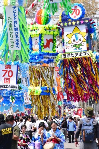 鮮やかな装飾が商店街を彩る茂原七夕まつり＝２７日、茂原市