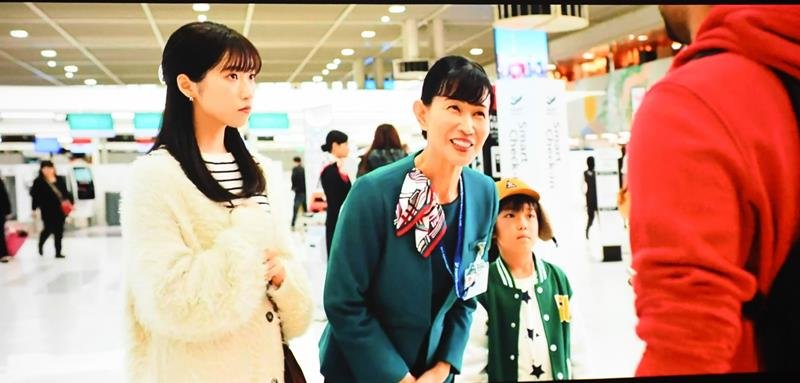 清水さん演じる地上係員（左から２人目）が成田空港の利用客に接するシーン（短編映画「空の港のありがとう」より）
