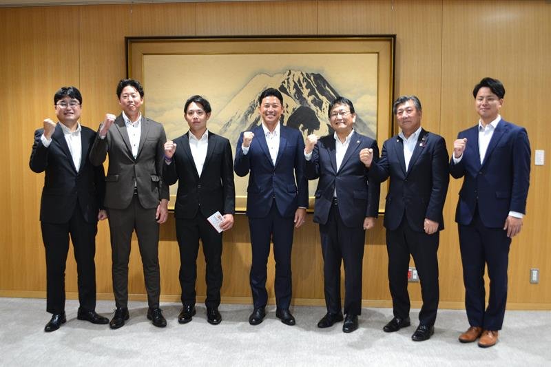 優勝を誓ったＪＦＥ東日本硬式野球部の関係者ら＝２日、千葉市役所
