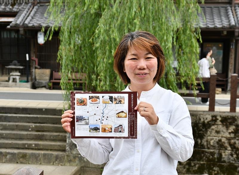 実証実験に伴い作製した町歩きマップを紹介する越湖社長＝香取市
