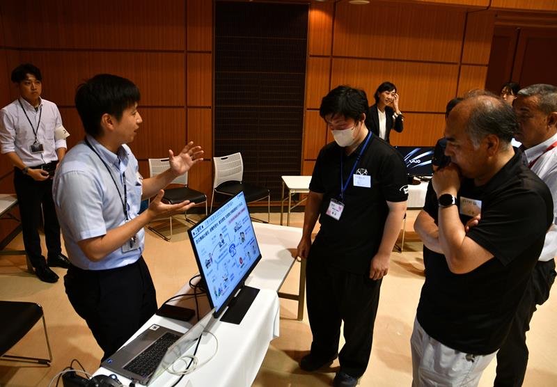 体験会でＤＸツールの説明を受ける町職員＝東庄町公民館

