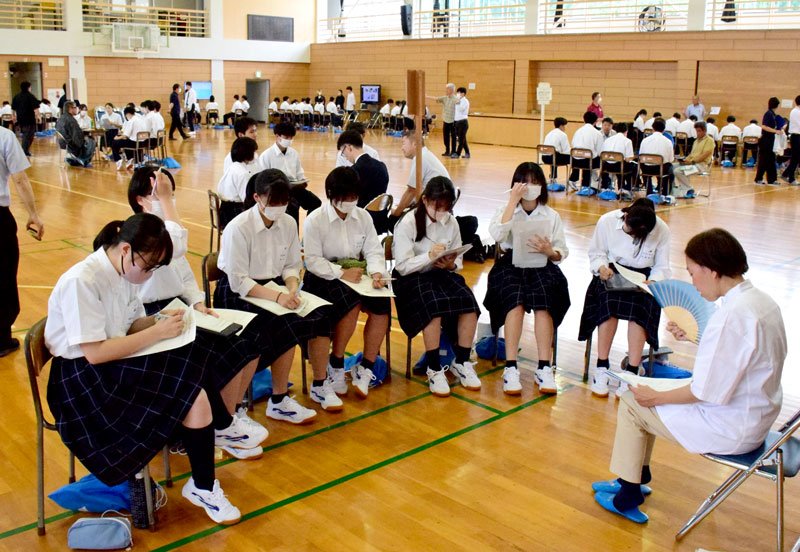 興味ある業界のコーナーに分かれ、各社の取り組みを聞く生徒たち＝茂原高校