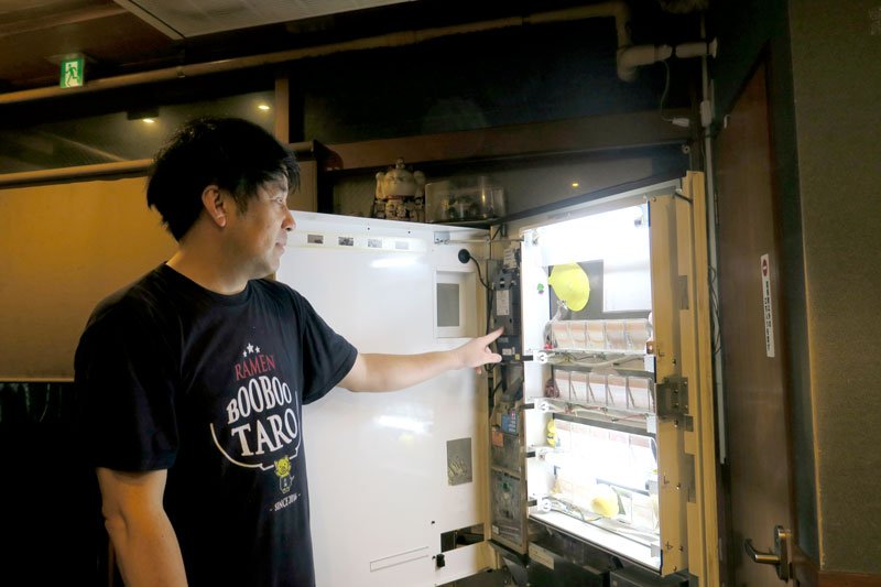 新紙幣用に改修した券売機を示す「ラーメンＢｏｏＢｏｏ太郎。」の村松代表＝千葉市中央区