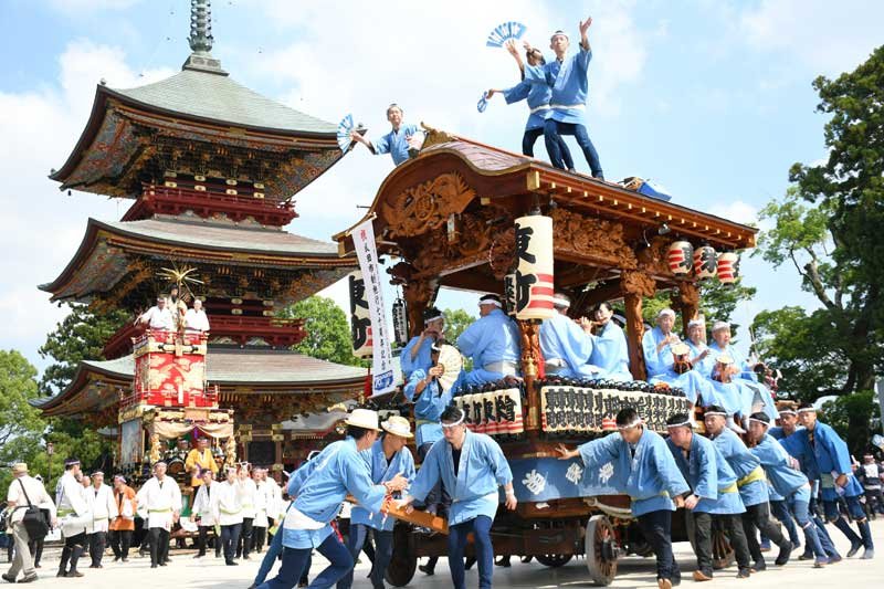 成田山新勝寺から参道に向けて勢い良く繰り出す屋台＝５日、成田市