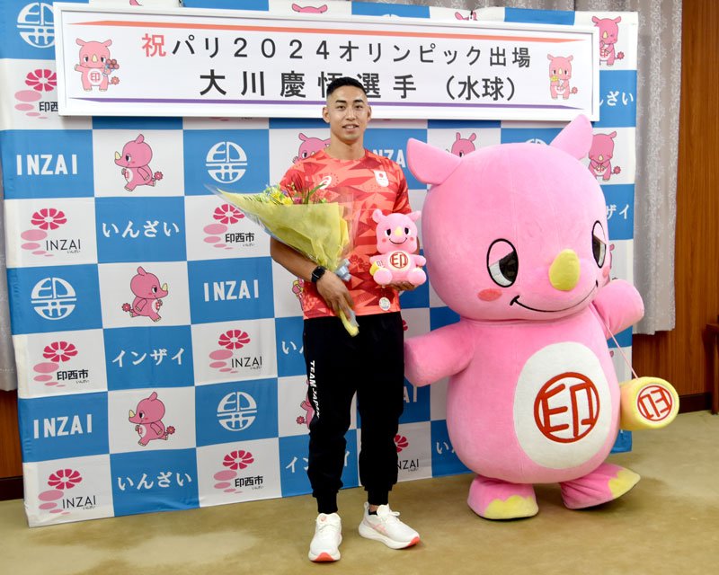 印西市長を訪問した水球男子日本代表の大川選手＝４日、市役所