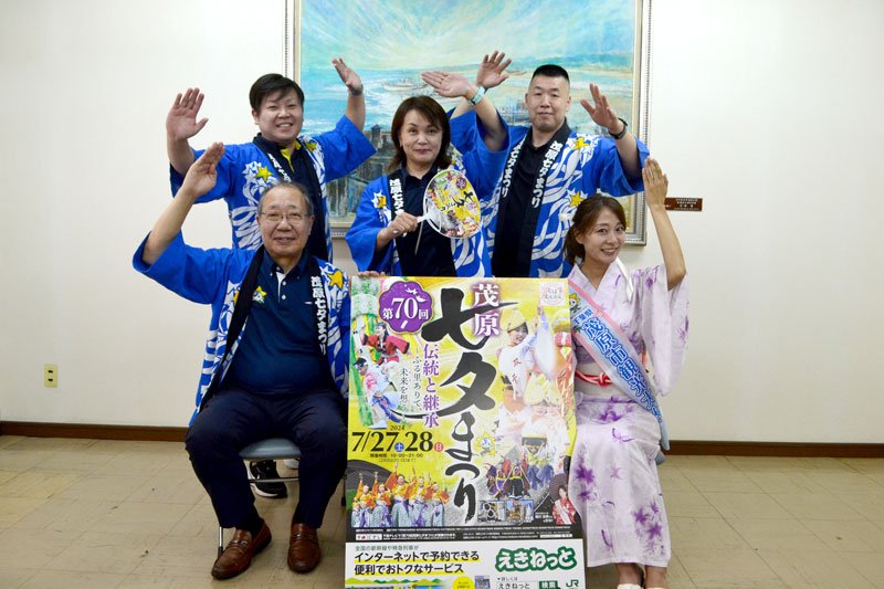 茂原七夕まつりをＰＲする相川さん（前列右）ら実行委員会メンバー＝８日、千葉日報社