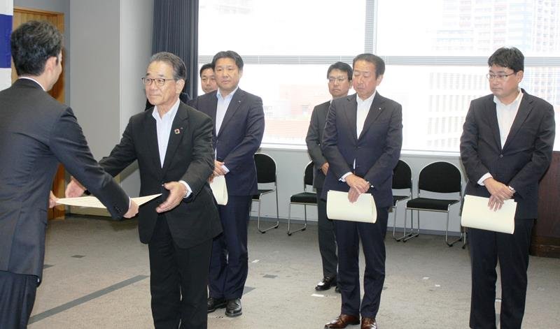 熊谷知事から感謝状を贈られた４社の代表ら＝１０日、県庁
