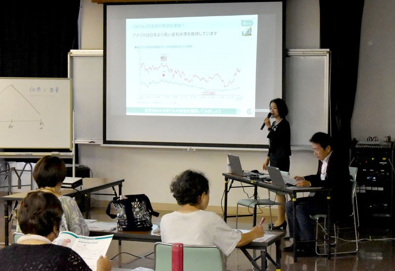 資産形成について説明する明治安田生命保険の担当者＝船橋市