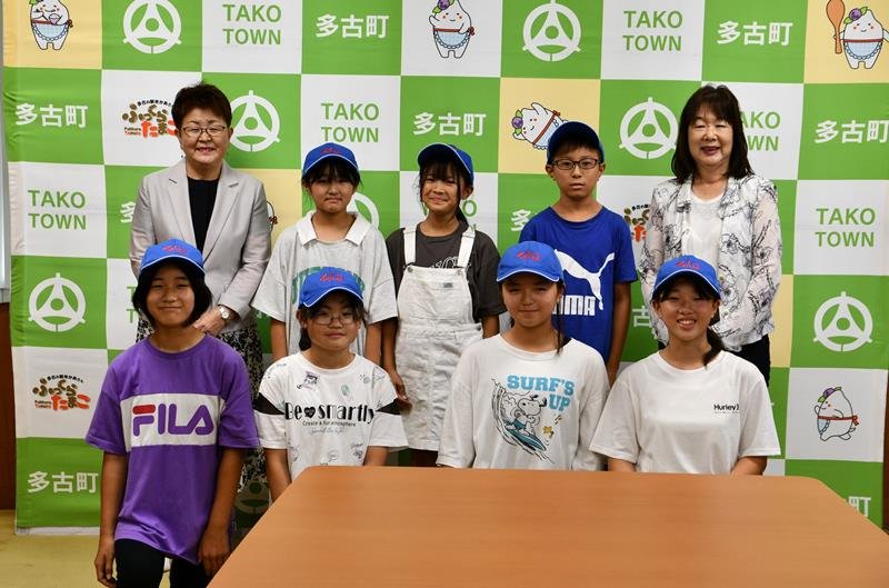 平山町長（後列右端）に県予選会の優勝を報告した多古第一小の児童＝多古町役場
