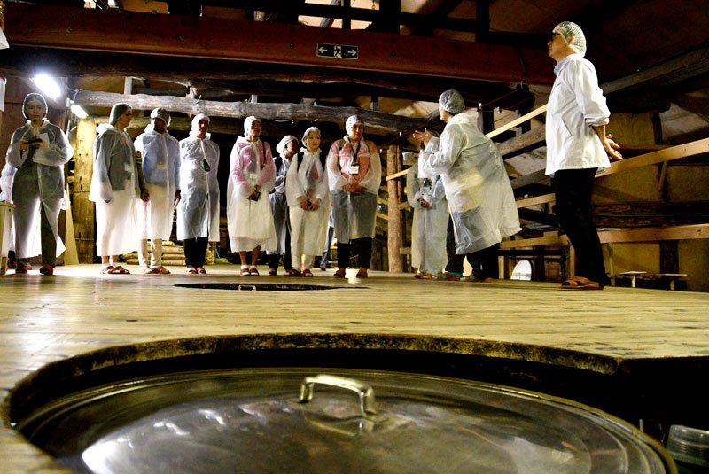日本酒について理解を深めた酒蔵見学＝神崎町