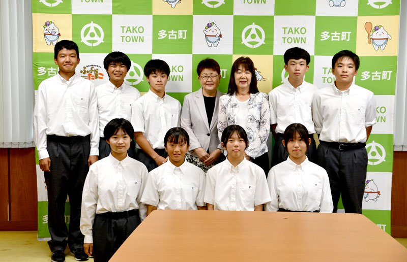 平山町長（後列右から３人目）に全国大会での活躍を誓った多古中ゴルフ部員＝多古町役場