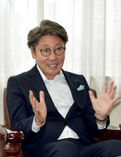 本県観光振興へ抱負を語る前田会長＝１１日、千葉市中央区の千葉日報社