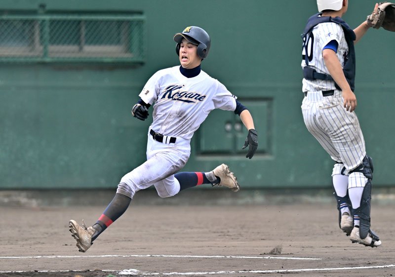 小金－敬愛学園　７回表小金無死、右中間の打球で一気に生還しランニング本塁打とする鈴木陽＝第一カッター