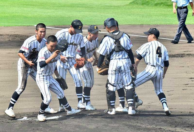 船橋北－習志野　マウンドに集まる船橋北の田中（左）ら＝柏の葉