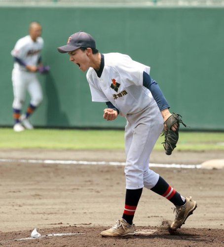 津田沼―昭和学院　６回裏、三者凡退に抑え雄叫びを上げる津田沼の新垣主将＝成田大谷津