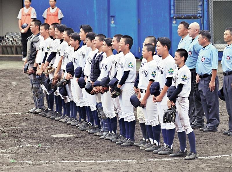 印旛明誠－佐原白楊　１４年ぶりに初戦を突破し、笑顔で校歌を歌う佐原白楊ナイン＝長生の森
