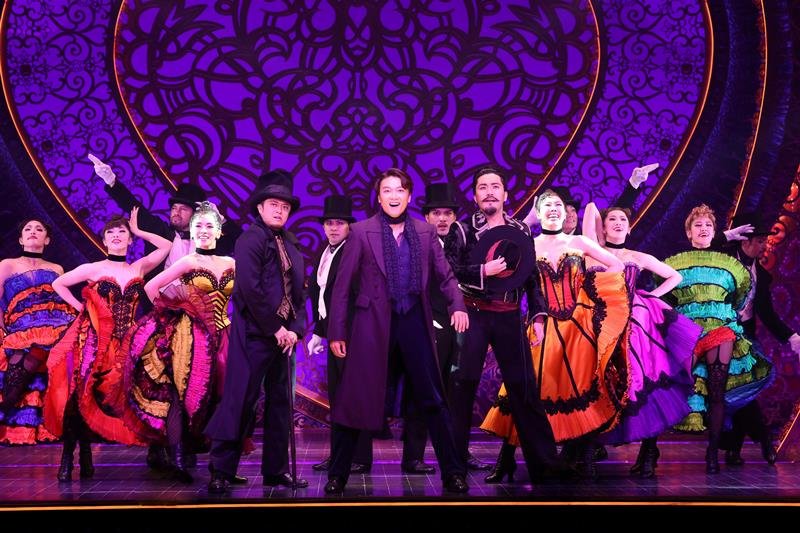 「ムーラン・ルージュ！ザ・ミュージカル」２０２３年公演より。中央が井上芳雄（クリスチャン）、左が上川一哉（ロートレック）、右が中井智彦（振付師）＝写真提供・東宝演劇部
