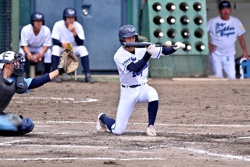 鴨川令徳―東京学館浦安　７回裏東京学館浦安１死一、三塁、決勝点となるスクイズを決める福田＝袖ケ浦市営