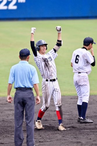 印旛明誠－佐原白楊　９回裏印旛明誠１死、右越え二塁打を放ち、ガッツポーズする丹治＝長生の森