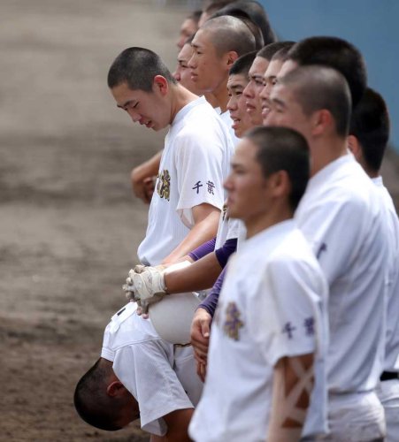 千葉経済大付―成田　試合後、泣きじゃくる谷口を支える千葉経済大付のエース福井＝県総合ＳＣ