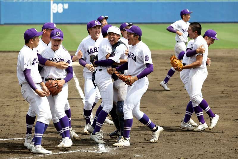 Ａシード千葉経大付に守り勝ち喜びを爆発させる成田ナイン＝県総合ＳＣ