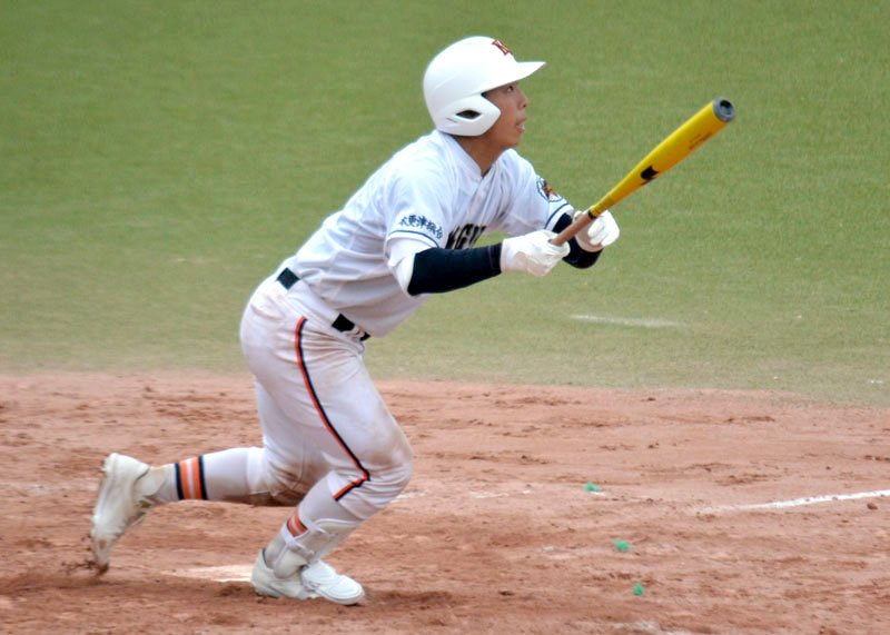 木更津総合―流通経大柏　９回表木更津総合１死三塁、羽根が右中間に２点本塁打を放つ＝ゼットエー