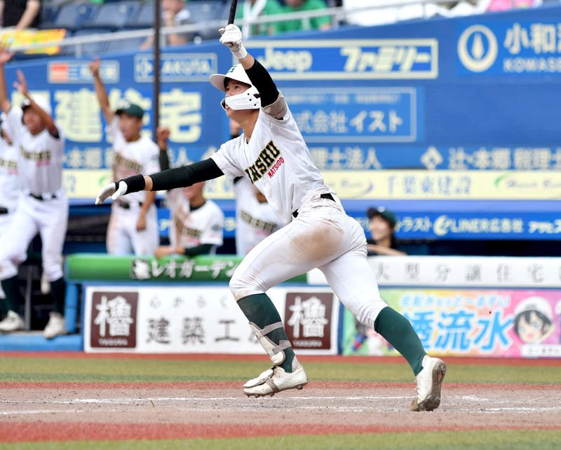 専大松戸─八千代松陰　８回表専大松戸１死一、三塁、中山が逆転３ランを放つ＝ＺＯＺＯマリン