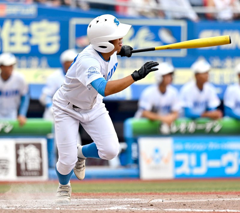 専大松戸－八千代松陰　８回表八千代松陰２死満塁、小林が走者一掃の三塁打を放つ＝ＺＯＺＯマリン